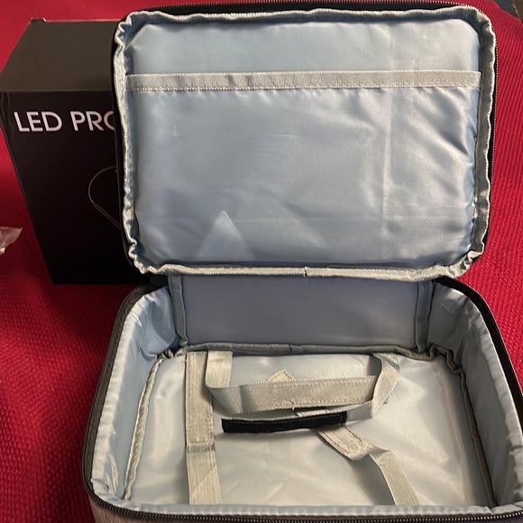 GooDee Mini Home Theater Projector 7500L  w/ case, cords & remote - Picture 10 of 12